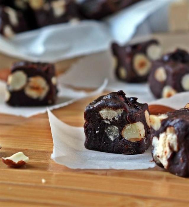 Шоколадный фадж с орехами и цукатами