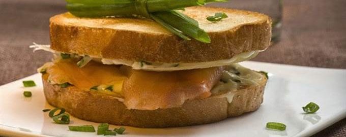 Сэндвич с красной рыбой и сыром "Филадельфия"