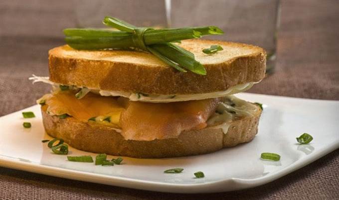 Сэндвич с красной рыбой и сыром "Филадельфия"