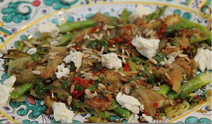 Салат из баклажана, лука-порея и спаржи