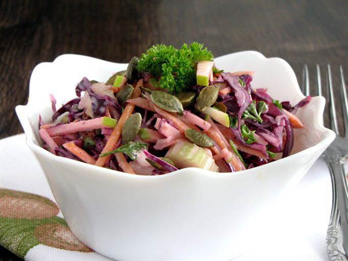 Салат из краснокочанной капусты и тыквенных семечек