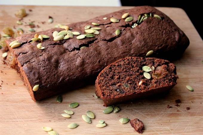 Гречишный кекс с шоколадом, изюмом и тыквенными семечками