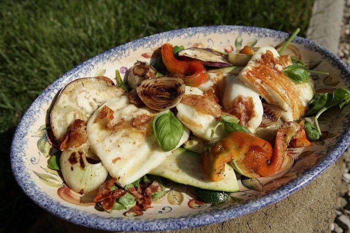 Салат из запеченных овощей с сыром и луком на гриле