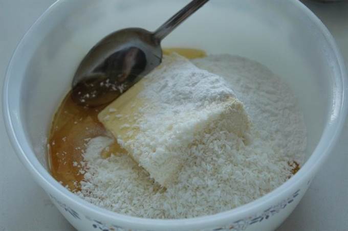 Пудра масло мука. Сахарной пудры с сгущенным молоком. Мука и мед Амурск. Что добавить в тесто для печенья кокосовую стружку.