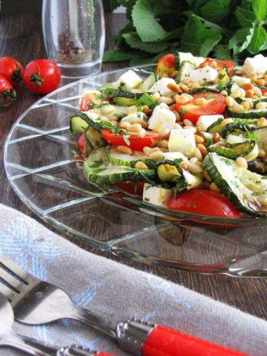 Теплый салат с цукини, черри и кедровыми орешками