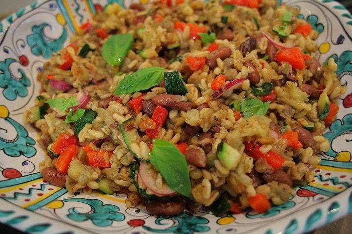 Теплый салат из фасоли, чечевицы и запеченных овощей