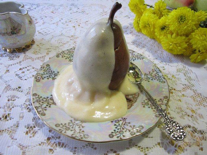 Груши, фаршированные сухофруктами и орехами, под соусом сабайон