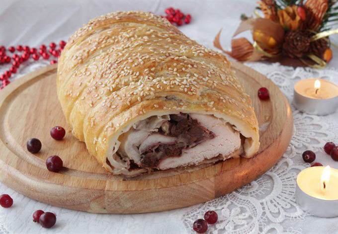 Рулет с индейкой и черносливом в тесте