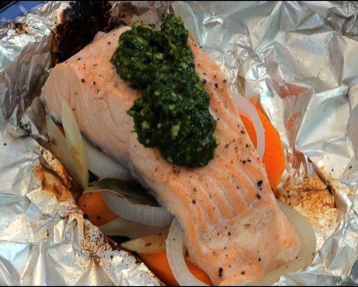 Семга, запеченная на гриле, с зеленым соусом