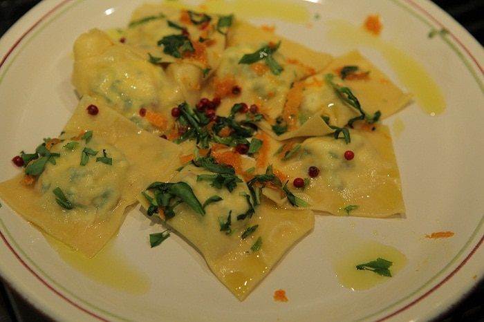 Равиоли с козьим сыром и зеленью