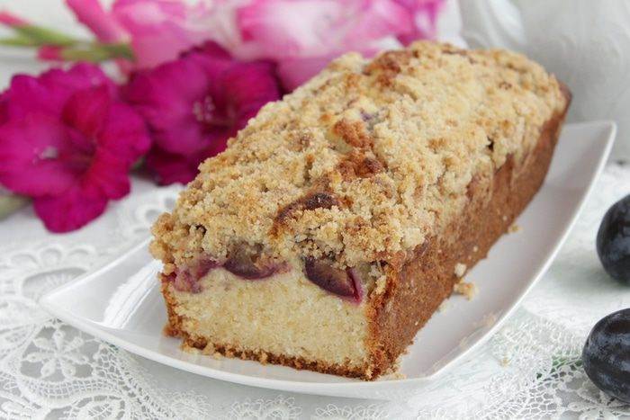 Кекс со сливой и штрейзелем