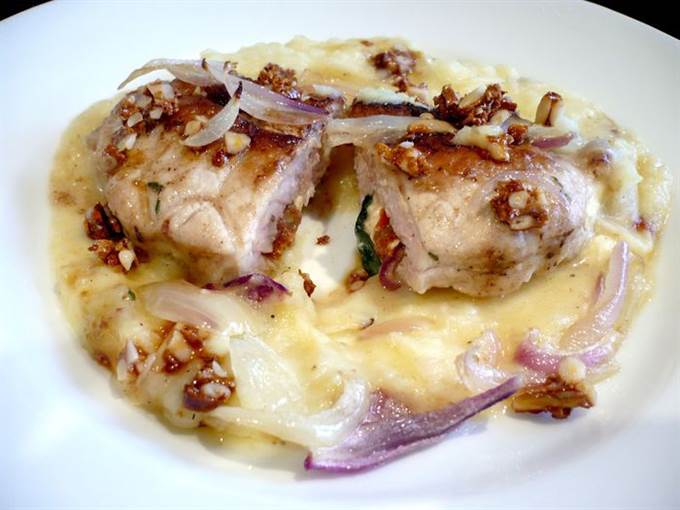 Фаршированные свиные отбивные под ореховой карамелью