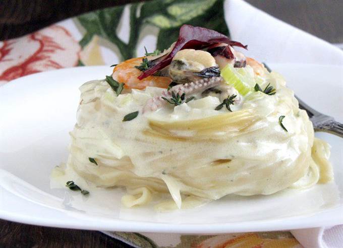 Морское ассорти в "гнездах" из тальятелле