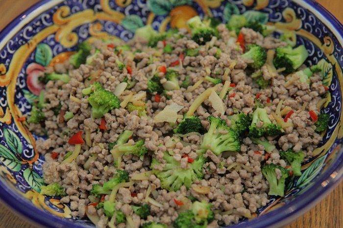 Рубленая свинина с брокколи и имбирем