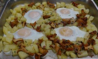 Запеченные яйца с картофелем и грибами