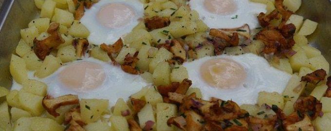 Запеченные яйца с картофелем и грибами