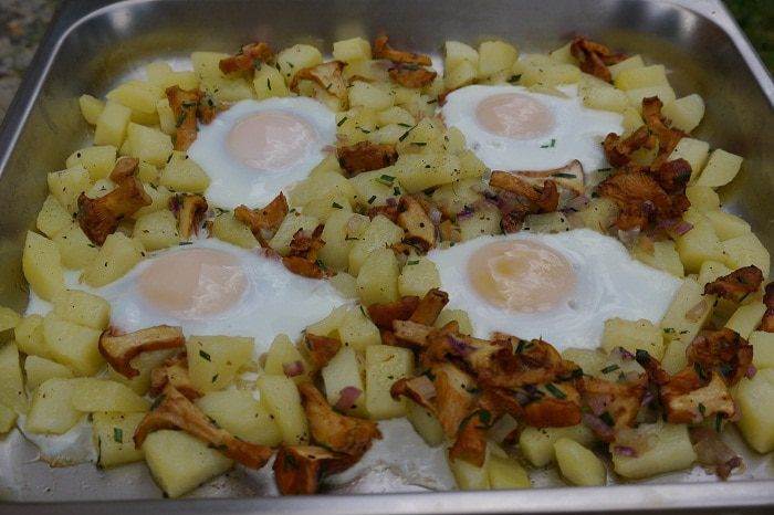 Запеченные яйца с картофелем и грибами