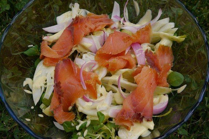 Салат с картофелем, фенхелем и копченой семгой