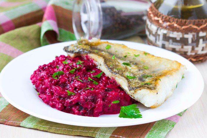 Судак с пюре из картофеля и свеклы