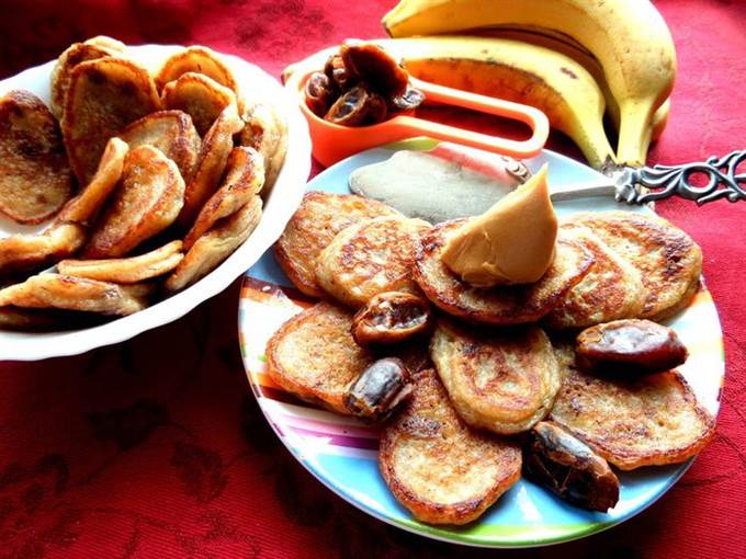 Постные оладушки с финиками и бананами