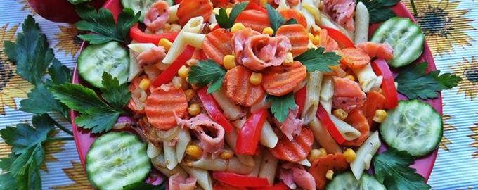 Теплый овощной салат с рыбой и пастой