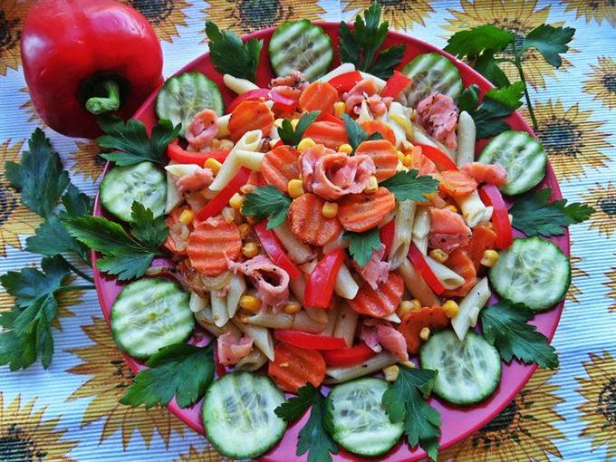 Теплый овощной салат с рыбой и пастой