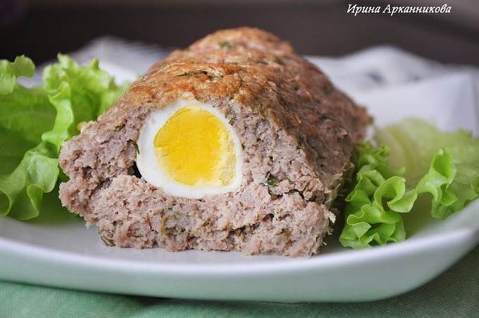 Мясной рулет с яйцом