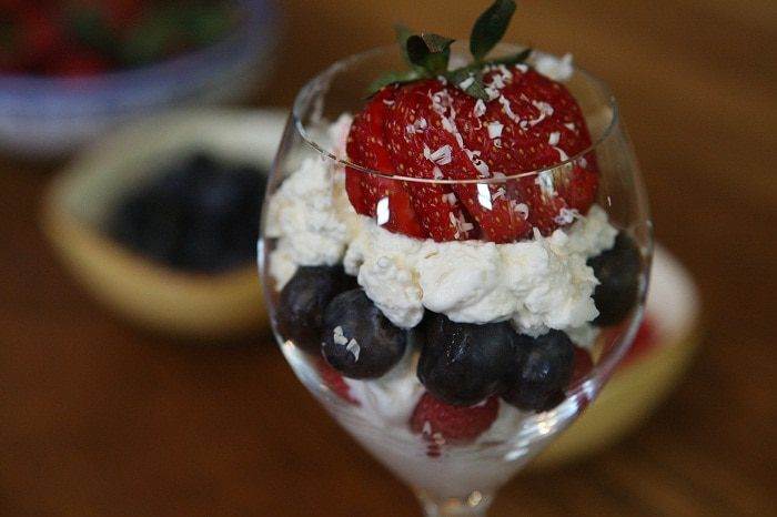 Творожно-сливочный крем с малиной и голубикой