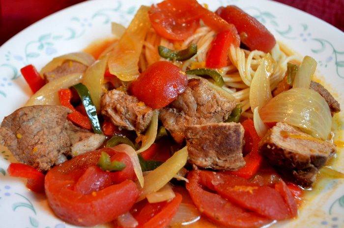 Свинина, тушенная с перцем поблано