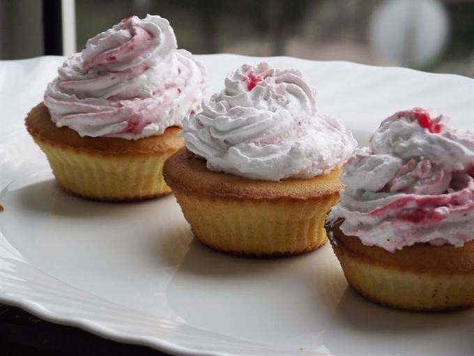 Лимонные капкейки со сливочно-малиновым кремом