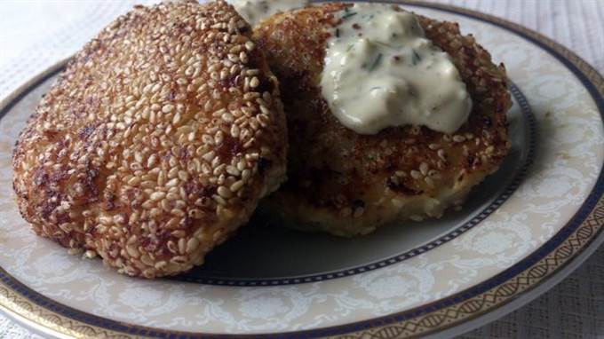 Котлеты из кальмаров в кунжутной панировке