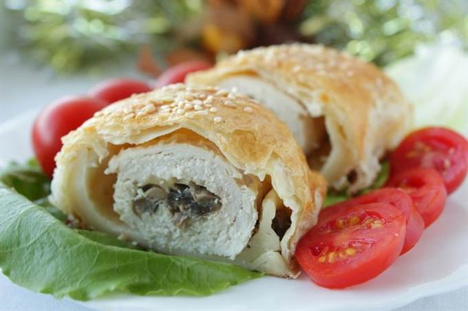 Фаршированные куриные грудки в слоеном тесте