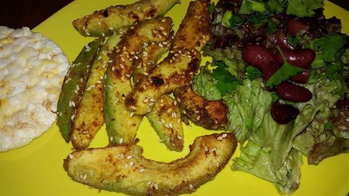 Жареные ломтики авокадо с салатом из красной фасоли