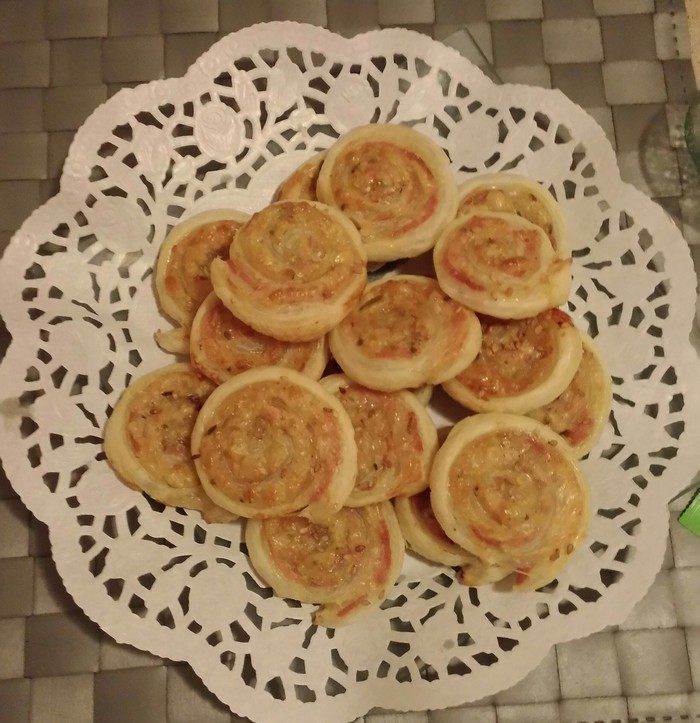 Слоеные рулетики с горчицей, ветчиной и сыром