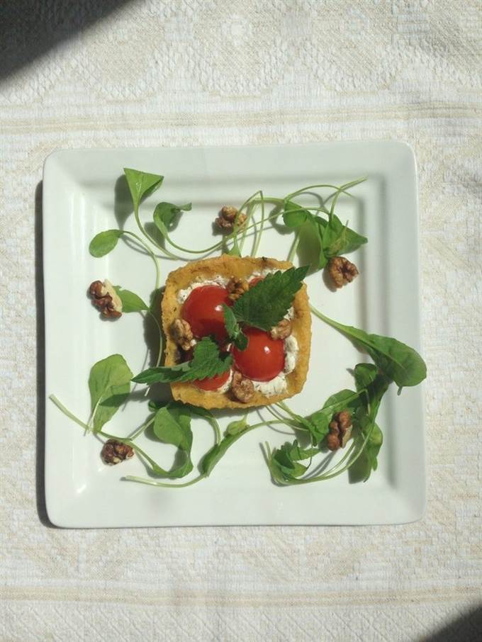 Закусочные тарталетки из поленты с козьим сыром и помидоками черри