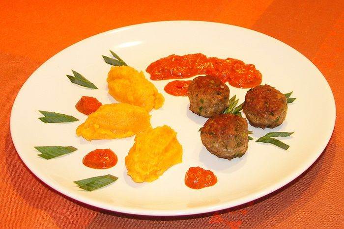 Пюре из брюквы с фрикадельками из индейки и соусом "Бискаенне"