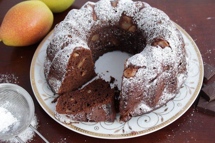 Шоколадный кекс с грушами