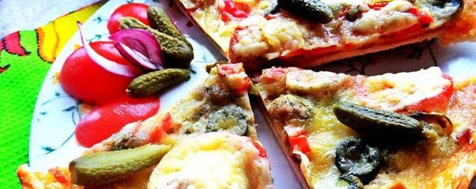 Пицца с салями, маслинами на сырном соусе "Бешамель"