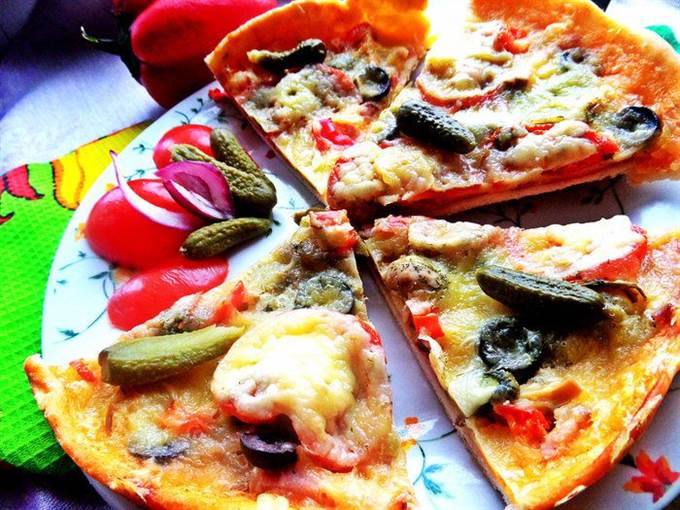 Пицца с салями, маслинами на сырном соусе "Бешамель"