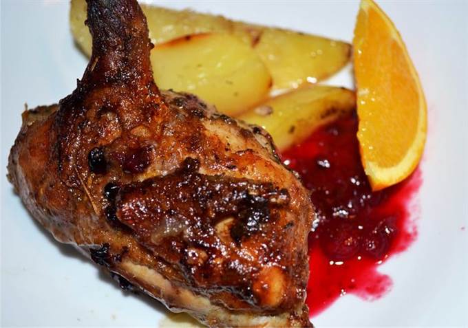 Жареные рябчики томленные в вине и бруснике