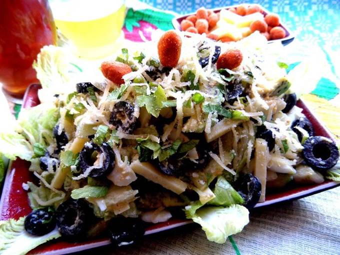 Сырный салат с оливками и авокадо