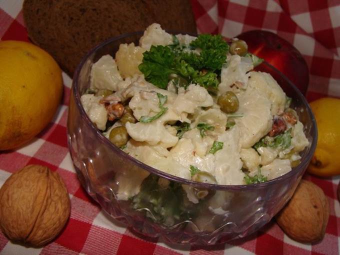 Салат с цветной капустой, горошком и орехами