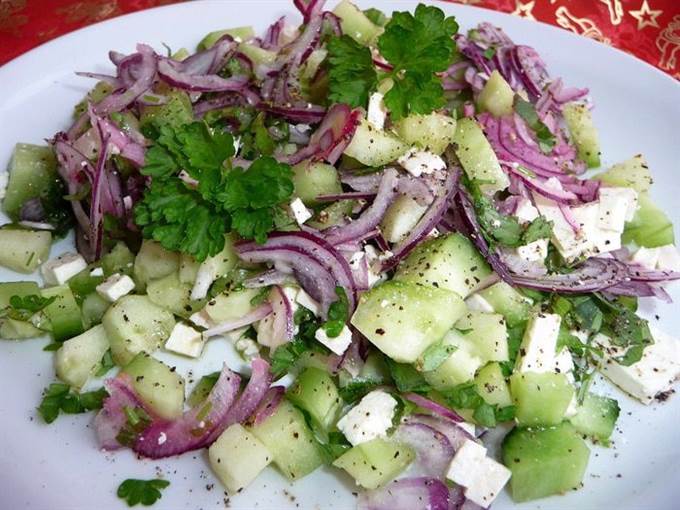 Огуречный алат с фетой и фиолетовым луком