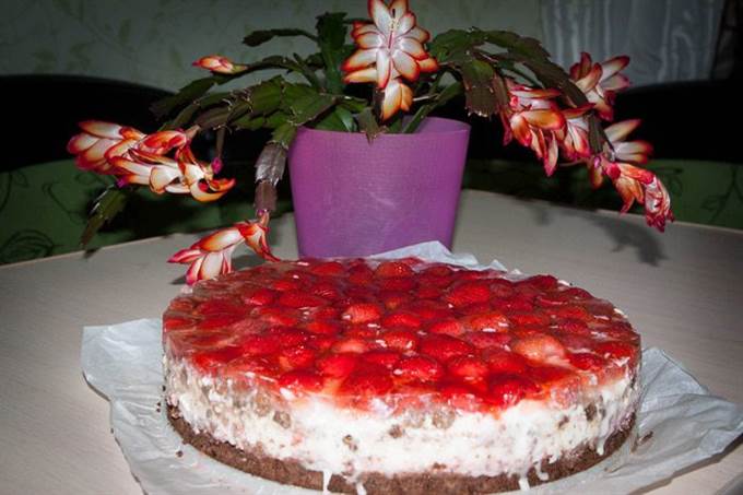 Клубничный непеченый торт