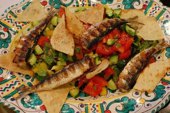 Сардинки с легким салатом и чипсами из лаваша