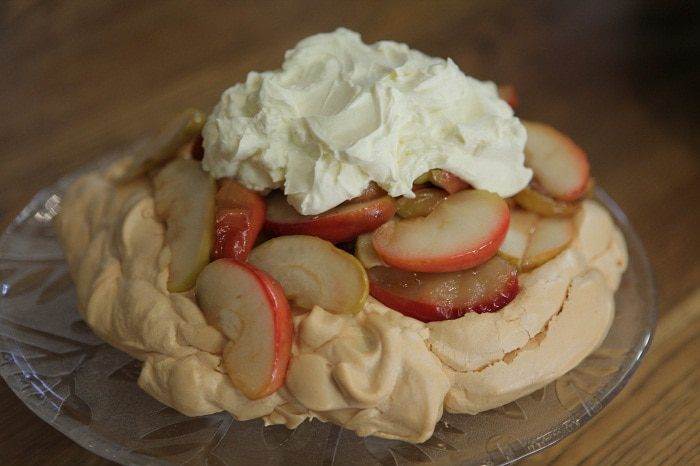 Меренга с яблоками и сливками