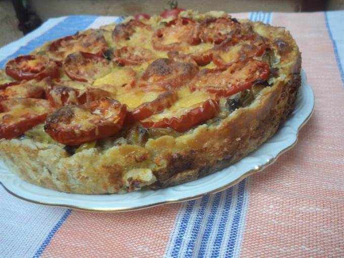 Киш с шампиньонами, луком-пореем и помидорами