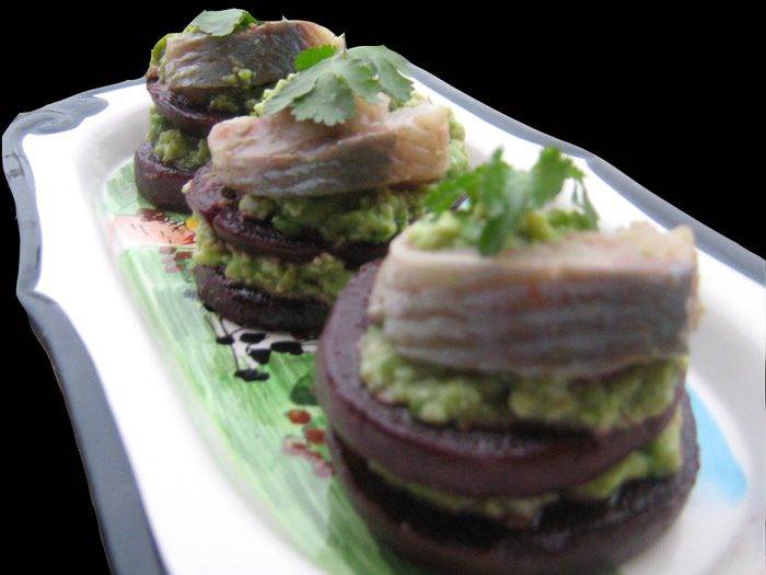 Закуска из свеклы, авокадо и сельди