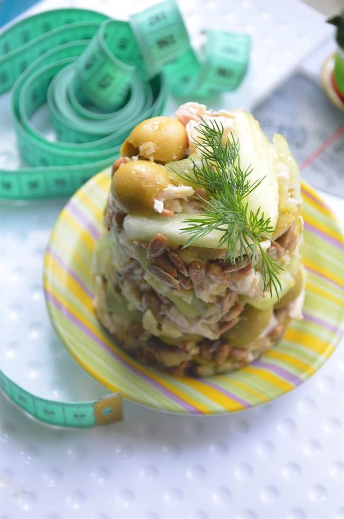 Салат с оливками и стеблями сельдерея