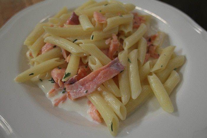 Пенне со сливками и копченой семгой